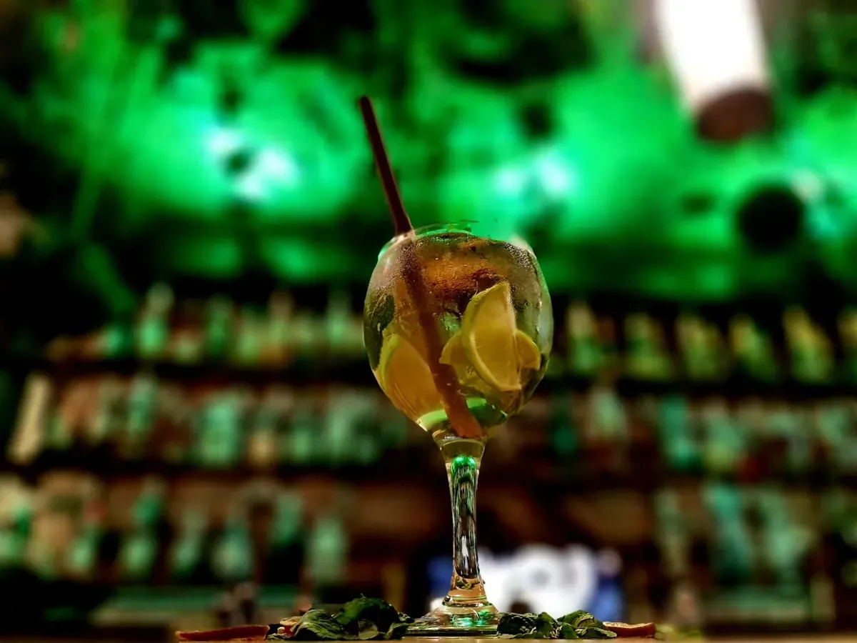 Gin tonic under the green ceiling