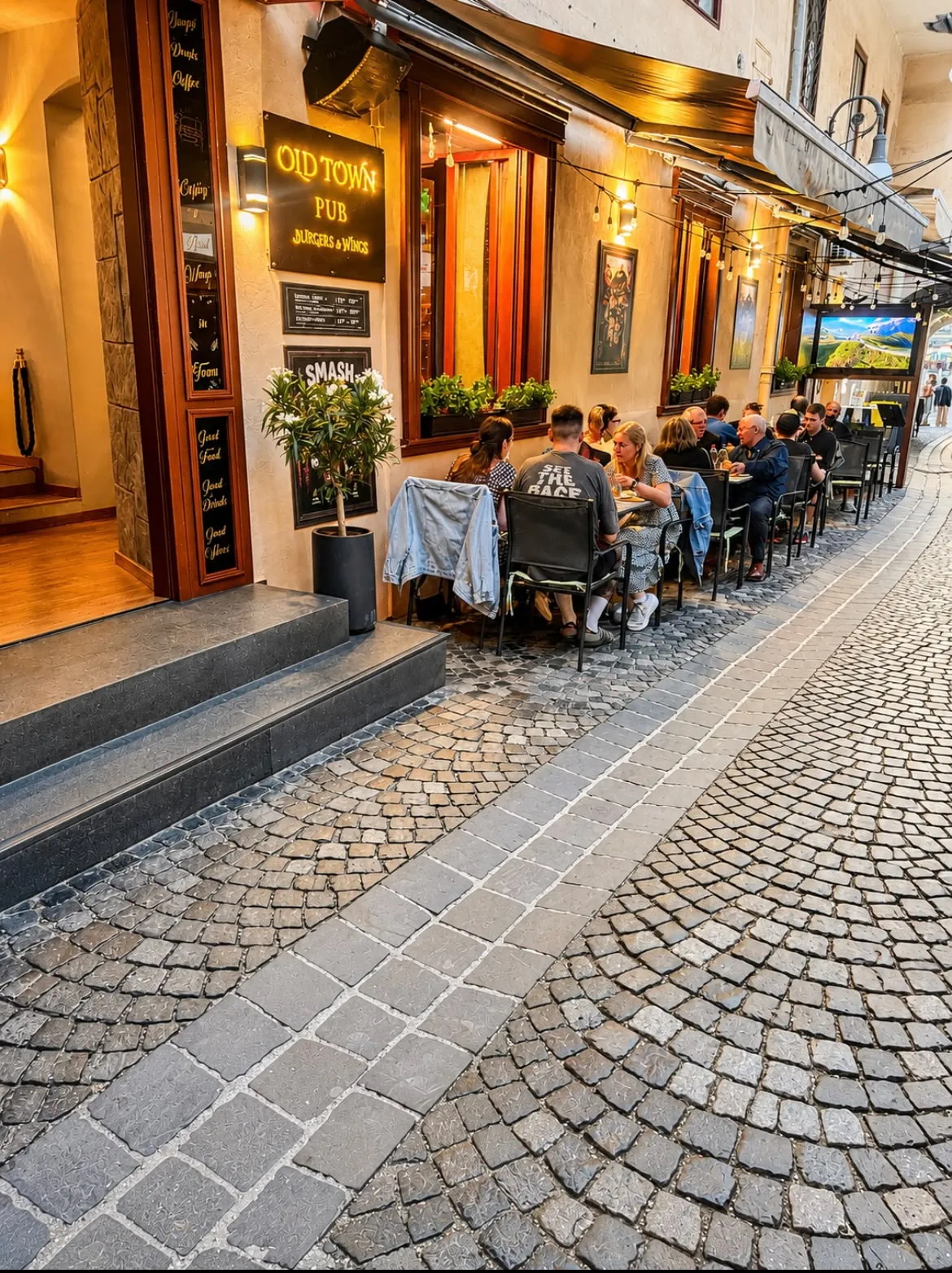 The cobbled street, in the evening