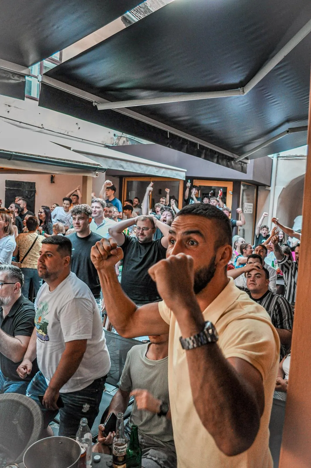 The match on the terrace, everyone on their feet